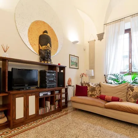 The Paintress With Private Patio Apartment