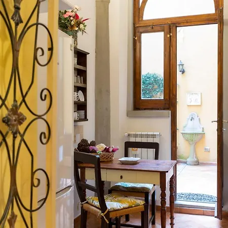 The Paintress With Private Patio Apartment