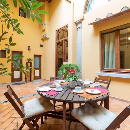 The Paintress With Private Patio Apartment Florence